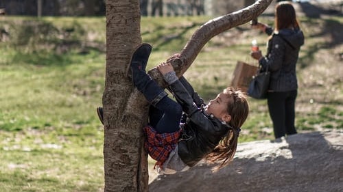 pige klatrer i træ